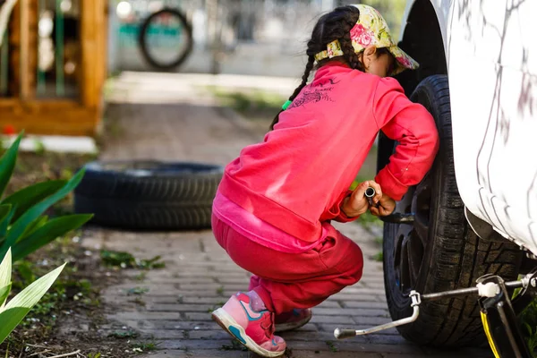 Menina Vermelho Terno Mudando Roda Carro — Fotografia de Stock