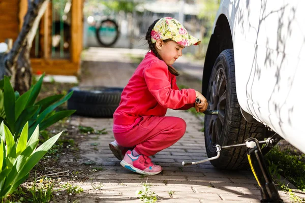 Menina Vermelho Terno Mudando Roda Carro — Fotografia de Stock