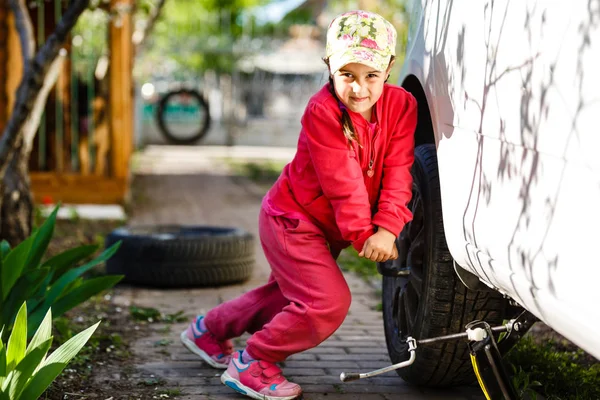 Menina Vermelho Terno Mudando Roda Carro — Fotografia de Stock