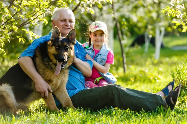 Abuelo Con Nieta Perro Descansando Jardín Primavera — Foto de Stock