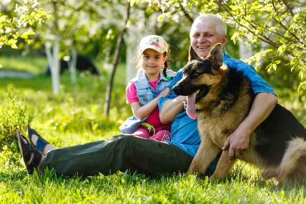 Abuelo Con Nieta Perro Descansando Jardín Primavera — Foto de Stock