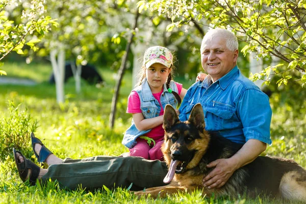 Abuelo Con Nieta Perro Descansando Jardín Primavera — Foto de Stock