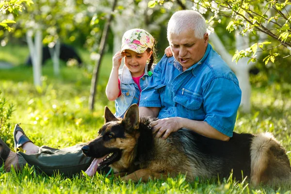 Abuelo Con Nieta Perro Descansando Jardín Primavera — Foto de Stock