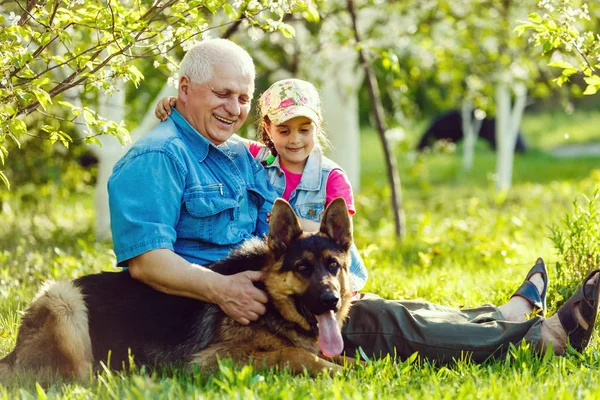 Abuelo Con Nieta Perro Descansando Jardín Primavera — Foto de Stock