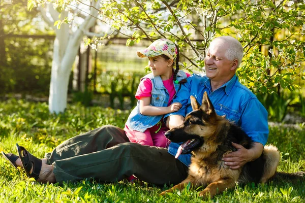 Abuelo Con Nieta Perro Descansando Jardín Primavera — Foto de Stock