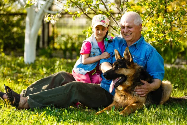 Avô Com Neta Cachorro Descansando Jardim Primavera — Fotografia de Stock