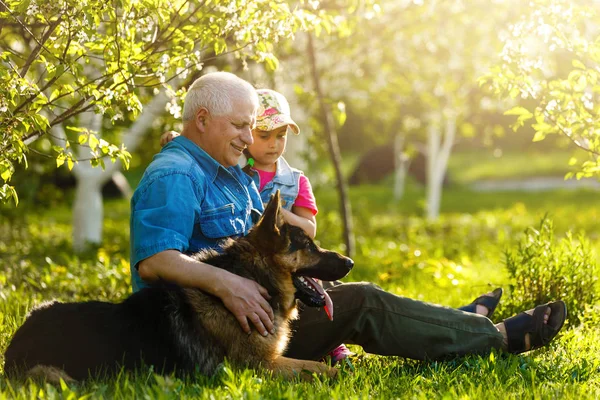 Avô Com Neta Cachorro Descansando Jardim Primavera — Fotografia de Stock