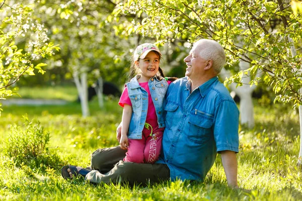 Dziadek Wnuczka Odpoczynku Spring Garden — Zdjęcie stockowe