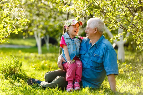 Großvater Mit Enkelin Ruht Frühlingsgarten — Stockfoto