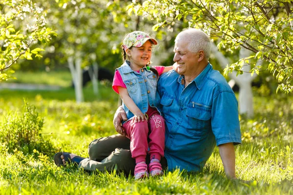 Großvater Mit Enkelin Ruht Frühlingsgarten — Stockfoto