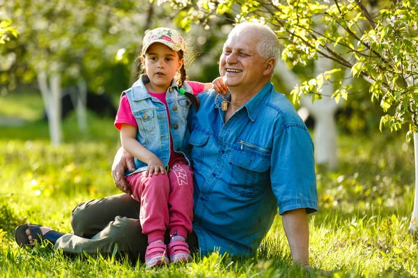 정원에서 손녀와 할아버지 — 스톡 사진