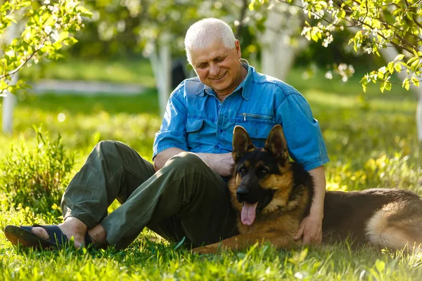 Hombre Mayor Sentado Con Perro Pastor Alemán Parque — Foto de Stock