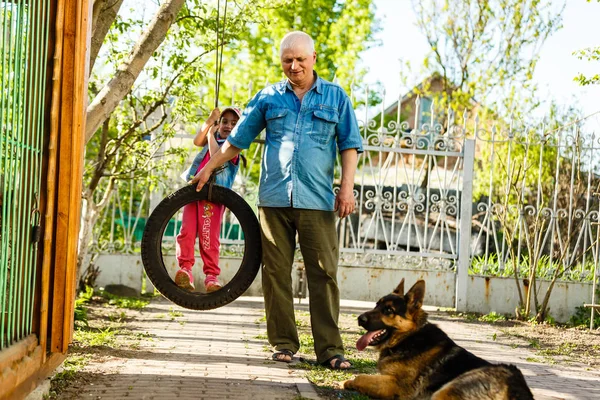 Avô Com Neta Cachorro Descansando Jardim Primavera — Fotografia de Stock