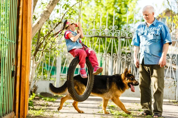 Avô Com Neta Cachorro Descansando Jardim Primavera — Fotografia de Stock