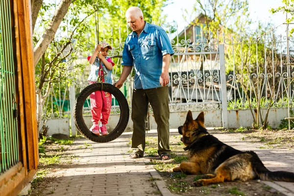 Avô Com Neta Cachorro Descansando Jardim Primavera — Fotografia de Stock