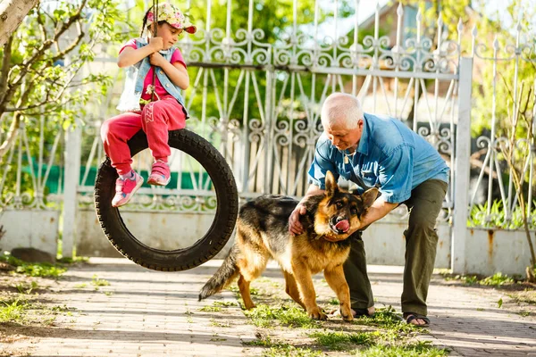 Παππούς Εγγονής Και Σκυλί Που Αναπαύεται Στον Κήπο Την Άνοιξη — Φωτογραφία Αρχείου