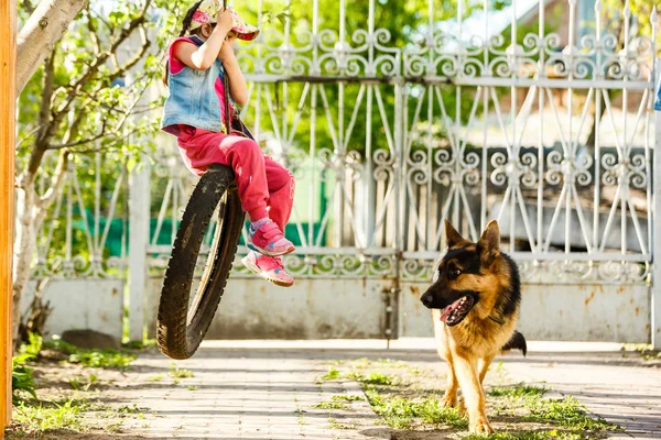 Sorrindo Menina Brincando Com Cão Pastor Alemão Quintal — Fotografia de Stock