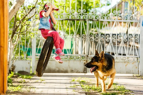 Sorrindo Menina Brincando Com Cão Pastor Alemão Quintal — Fotografia de Stock