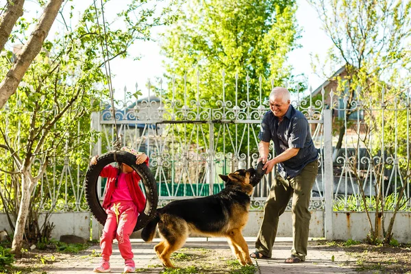 Grand Père Avec Petite Fille Chien Repos Dans Jardin Printemps — Photo