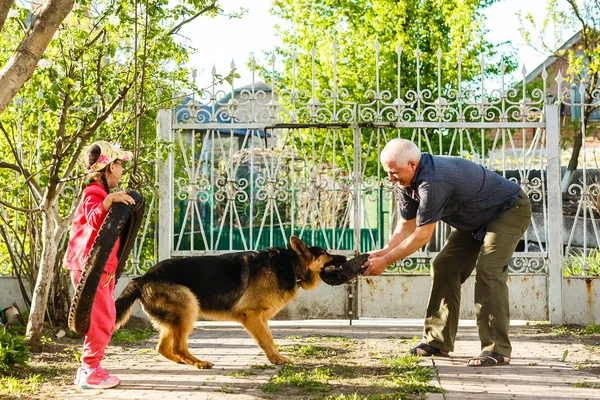 Grand Père Avec Petite Fille Chien Repos Dans Jardin Printemps — Photo