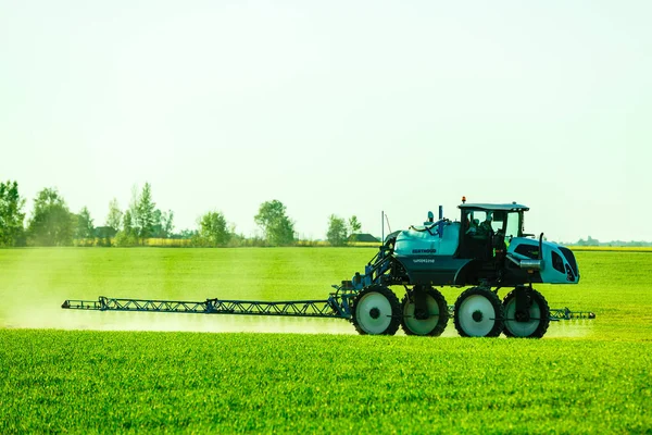 Zelfrijdende Sproeier Met Gps Navigatie Herbiciden Handvat Spring Veld — Stockfoto