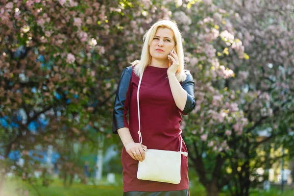 Porträtt Unga Blonda Kvinnan Använda Smartphone Våren Blommande Park — Stockfoto