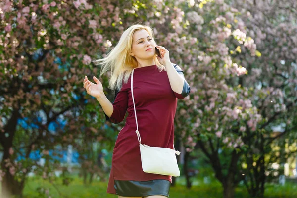 Retrato Mujer Rubia Joven Usando Teléfono Inteligente Parque Floración Primavera — Foto de Stock