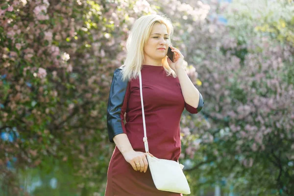 Portrait Jeune Femme Blonde Utilisant Smartphone Printemps Floraison Parc — Photo