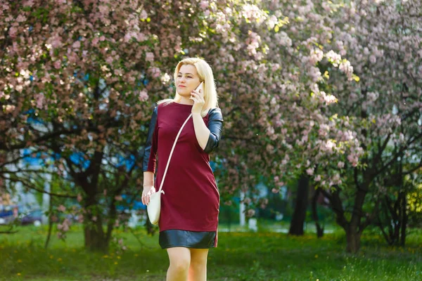 Retrato Jovem Mulher Loira Usando Smartphone Parque Florescendo Primavera — Fotografia de Stock