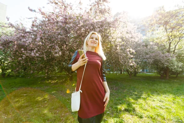 Retrato Mujer Rubia Joven Usando Teléfono Inteligente Parque Floración Primavera — Foto de Stock