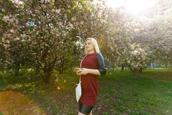 Retrato Mujer Rubia Joven Usando Teléfono Inteligente Parque Floración Primavera — Foto de Stock