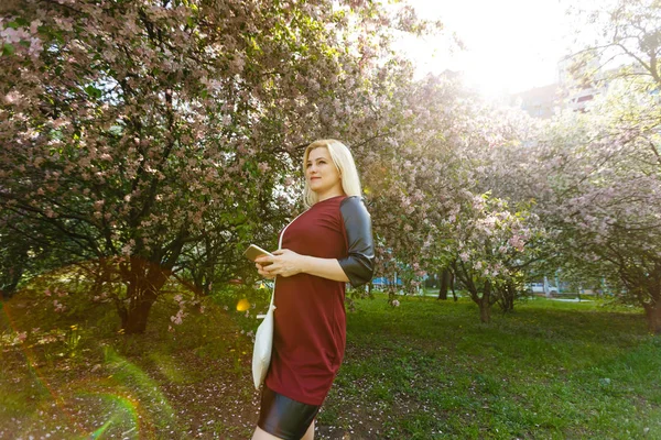 Retrato Mujer Rubia Joven Usando Teléfono Inteligente Parque Floración Primavera — Foto de Stock