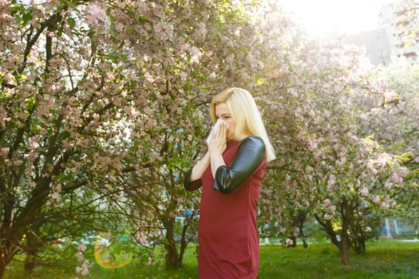 Mujer Joven Sonándose Nariz Delante Árbol Floreciente — Foto de Stock