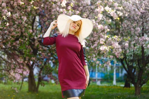 Porträtt Ung Blond Kvinna Poserar Blommande Våren Park — Stockfoto