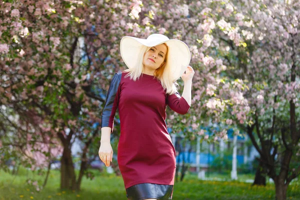Porträtt Ung Blond Kvinna Poserar Blommande Våren Park — Stockfoto