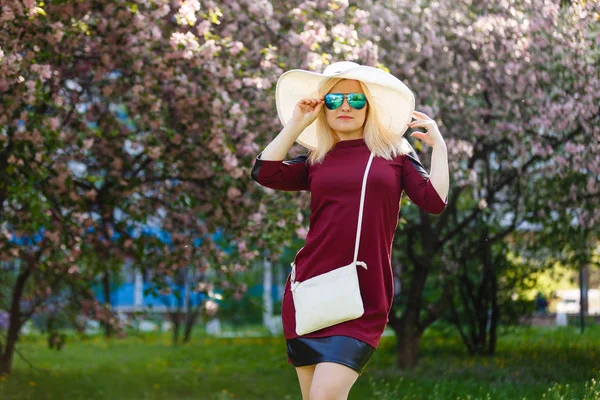 Portret Młodej Kobiety Blondynka Pozowanie Kwitnących Wiosną Park — Zdjęcie stockowe