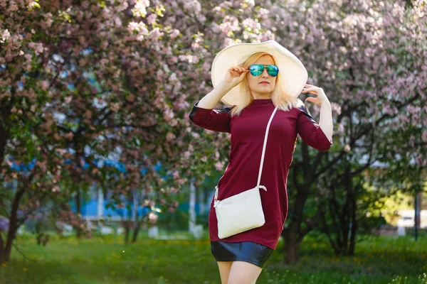 Portrait Jeune Femme Blonde Posant Dans Parc Printanier Fleurs — Photo