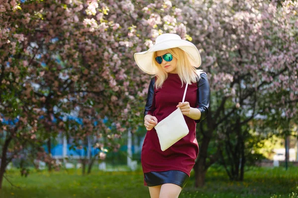 Portrait Jeune Femme Blonde Posant Dans Parc Printanier Fleurs — Photo