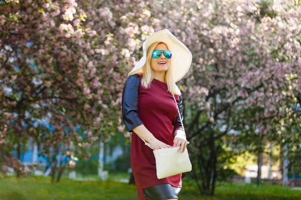 Porträtt Ung Blond Kvinna Poserar Blommande Våren Park — Stockfoto