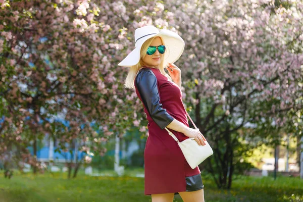 Porträtt Ung Blond Kvinna Poserar Blommande Våren Park — Stockfoto