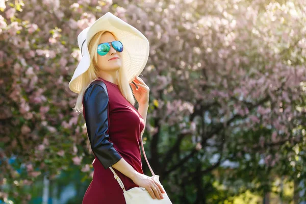 Porträt Einer Jungen Blonden Frau Die Blühenden Frühlingspark Posiert — Stockfoto