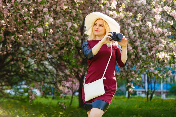 Młoda Kobieta Fotograf Trzymając Aparat Cyfrowy — Zdjęcie stockowe