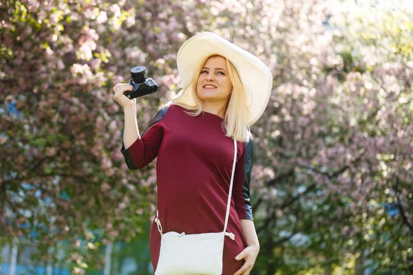 Młoda Kobieta Fotograf Trzymając Aparat Cyfrowy — Zdjęcie stockowe