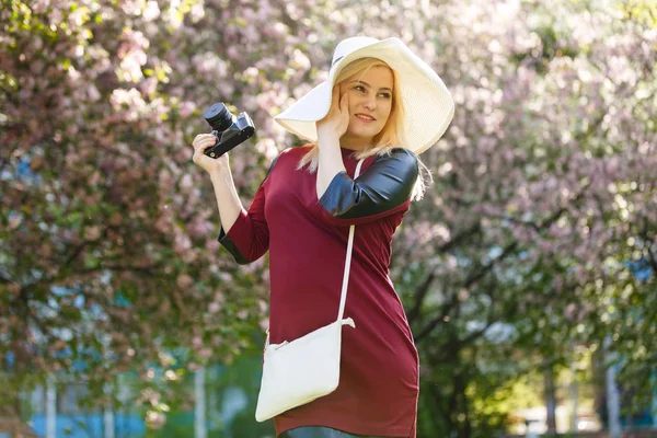 Młoda Kobieta Fotograf Trzymając Aparat Cyfrowy — Zdjęcie stockowe