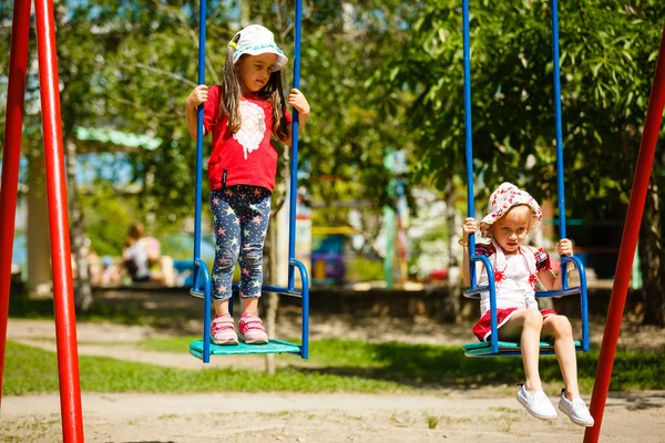 Kleine Meisjes Speelplaats Hebben Plezier — Stockfoto