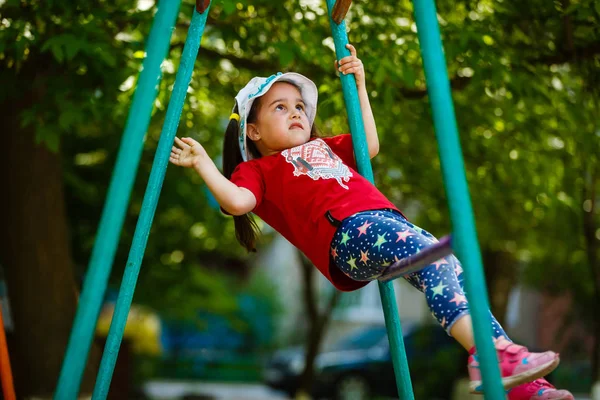 Menina Feliz Parque — Fotografia de Stock