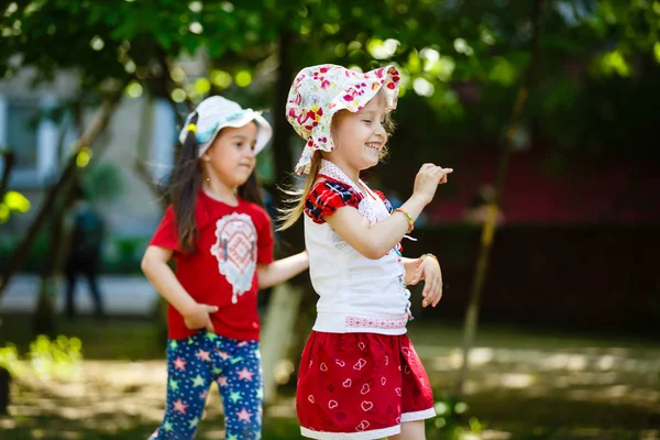 Девчонки Детской Площадке Веселятся — стоковое фото