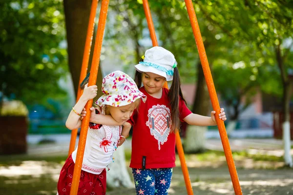 Duas Crianças Brincando Playground — Fotografia de Stock