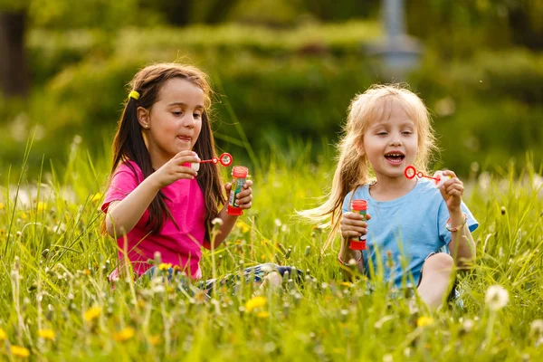 Petites Filles Soufflant Des Bulles Savon Dans Parc Vert Coucher — Photo