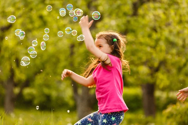 Весела Дівчина Грає Мильними Бульбашками Зеленому Саду — стокове фото